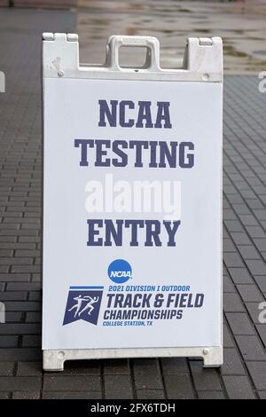 Ein COVID-19-Testschild während des NCAA West Preliminary an der Texas A&M University, Dienstag, 25. Mai 2021, in College Station, Text (Kirby Lee über AP) Stockfoto