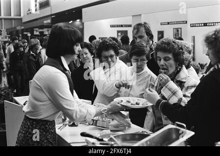 Huishoudbeurs in Amsterdam RAI eröffnet, Hausfrauen probieren Snacks auf der Messe, 3. April 1981, Haushalte, die Niederlande, 20. Jahrhundert Presseagentur Foto, Nachrichten zu erinnern, Dokumentarfilm, historische Fotografie 1945-1990, visuelle Geschichten, Menschliche Geschichte des zwanzigsten Jahrhunderts, Momente in der Zeit festzuhalten Stockfoto