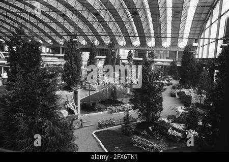 Huishoudbeurs in Amsterdam RAI, auf der Messe haben sie ein Blumenbeet mit Pflanzen, Bäumen und Brunnen geschaffen, 2. April 1981, TREEKS, PFLANZEN, Haushaltsmesse, Eröffnungen, Niederlande, Foto der Presseagentur des 20. Jahrhunderts, Nachrichten zur Erinnerung, Dokumentation, historische Fotografie 1945-1990, visuelle Geschichten, Menschliche Geschichte des zwanzigsten Jahrhunderts, Momente in der Zeit festzuhalten Stockfoto