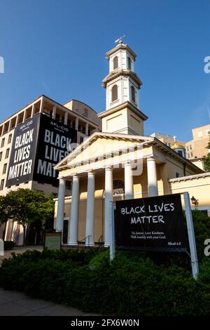 Washington, DC, USA, 25. Mai 2021. Im Bild: St. John's Episcopal Church ein Jahr nach dem Mord an George Floyd. Die Kirche stand im Zentrum der Proteste in Washington, DC, und wurde in den ersten Tagen beschädigt. Trotzdem ist sie ein standhafter Verbündeter der Anti-Rassismus-Bewegung in der Hauptstadt der Nation geblieben. Im Gegensatz zu den meisten großen Städten in den Vereinigten Staaten fanden in Washington keine großen Veranstaltungen zum Jahrestag statt. Kredit: Allison Bailey / Alamy Live Nachrichten Stockfoto