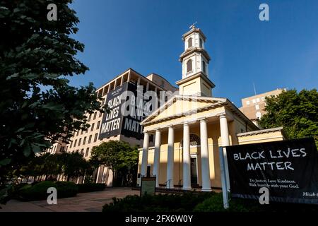 Washington, DC, USA, 25. Mai 2021. Im Bild: St. John's Episcopal Church ein Jahr nach dem Mord an George Floyd. Die Kirche stand im Zentrum der Proteste in Washington, DC, und wurde in den ersten Tagen beschädigt. Trotzdem ist sie ein standhafter Verbündeter der Anti-Rassismus-Bewegung in der Hauptstadt der Nation geblieben. Im Gegensatz zu den meisten großen Städten in den Vereinigten Staaten fanden in Washington keine großen Veranstaltungen zum Jahrestag statt. Kredit: Allison Bailey / Alamy Live Nachrichten Stockfoto