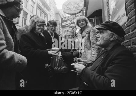 Schauspieler Howard lang in seiner Rolle als Captain Baines aus der Fernsehserie Onedin Line gibt Autogramme in der Kalverstraat nach der Eröffnung eines Restaurants am 20. Januar 1981, Schauspieler, Fans, Autogramme, Restaurants, Niederlande, Foto der Presseagentur des 20. Jahrhunderts, zu erinnerende Nachrichten, Dokumentation, historische Fotografie 1945-1990, visuelle Geschichten, Menschliche Geschichte des zwanzigsten Jahrhunderts, Momente in der Zeit festzuhalten Stockfoto