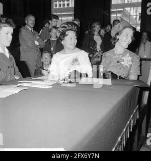 Heirat Anneke Gronloh mit Wim Jaap van de Laan, beide Mütter der Braut und des Bräutigams, 31. August 1964, MOEDERS, Ehen, Niederlande, 20. Jahrhundert Presseagentur Foto, Nachrichten zu erinnern, Dokumentarfilm, historische Fotografie 1945-1990, visuelle Geschichten, Menschliche Geschichte des zwanzigsten Jahrhunderts, Momente in der Zeit festzuhalten Stockfoto