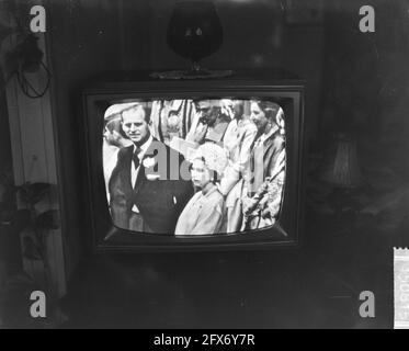 Heirat von Alexandra von Kent mit Angus Ogilvy in der Westminster Abbey, London [Foto aus dem Fernsehen]. Prinz Philip (links) und Königin Elizabeth, 24. April 1963, Adel, Ehen, Niederlande, Presseagentur des 20. Jahrhunderts, Foto, Nachrichten zum erinnern, Dokumentarfilm, historische Fotografie 1945-1990, visuelle Geschichten, Menschliche Geschichte des zwanzigsten Jahrhunderts, Momente in der Zeit festzuhalten Stockfoto