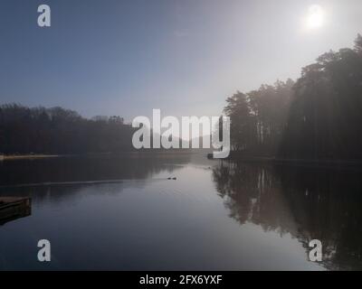 Friedliche Landschaft des Sees an sonnigen Tagen Stockfoto
