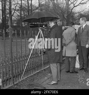 Heiraten Prinzessin Irene und Prinz Carlos. Wartende Fotografen am Tor des Soestdijk Palastes, 7. Februar 1964, Fotografen, Königshaus, Niederlande, Presseagentur des 20. Jahrhunderts, Foto, Nachrichten zum erinnern, Dokumentarfilm, historische Fotografie 1945-1990, visuelle Geschichten, Menschliche Geschichte des zwanzigsten Jahrhunderts, Momente in der Zeit festzuhalten Stockfoto