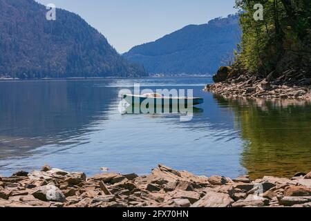 Das Fischerboot dockte im ruhigen Harrison Lake in einer verträumten Landschaft mit wunderschönen Bergen in British Columbia, Kanada an. Reisefoto, Straßenansicht, concep Stockfoto