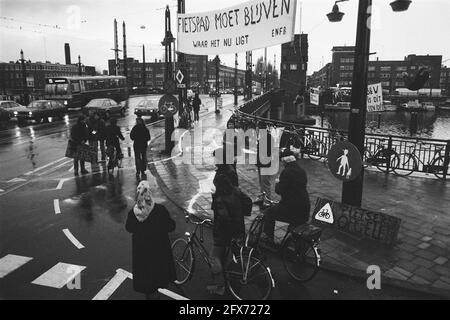 Aktion Real Dutch Cyclists Union (ENFB) auf der Berlage-Brücke in Amsterdam, um Fahrradweg auf der Straße zu erhalten, 12. Januar 1984, Radwege, Niederlande, Presseagentur des 20. Jahrhunderts Foto, Nachrichten zu erinnern, Dokumentarfilm, historische Fotografie 1945-1990, visuelle Geschichten, Menschliche Geschichte des zwanzigsten Jahrhunderts, Momente in der Zeit festzuhalten Stockfoto