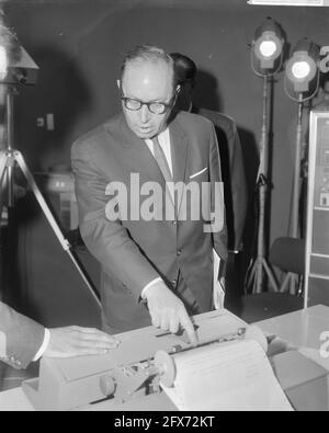 IBM-Schachturnier eröffnet von Minister Vrolijk, er überprüft Ergebnisse mit Laszlo Szabo (links) und Jan Hein Donner, 19. Juli 1965, Ergebnisse, Schach, Turniere, Niederlande, Foto der Presseagentur des 20. Jahrhunderts, zu erinnerende Nachrichten, Dokumentarfilm, historische Fotografie 1945-1990, visuelle Geschichten, Menschliche Geschichte des zwanzigsten Jahrhunderts, Momente in der Zeit festzuhalten Stockfoto