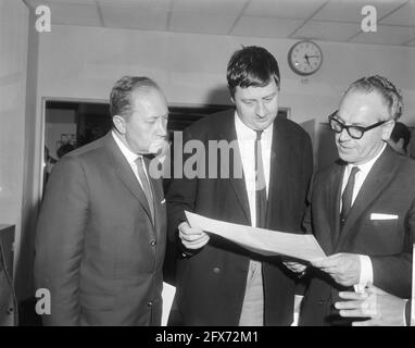 IBM-Schachturnier eröffnet von Minister Vrolijk, er überprüft die Ergebnisse mit Laszlo Szabo (links) und Jan Hein Donner, 19. Juli 1965, Ergebnisse, Schach, Turniere, Niederlande, Foto der Presseagentur des 20. Jahrhunderts, zu erinnerende Nachrichten, Dokumentarfilm, historische Fotografie 1945-1990, visuelle Geschichten, Menschliche Geschichte des zwanzigsten Jahrhunderts, Momente in der Zeit festzuhalten Stockfoto