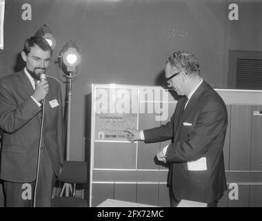 IBM-Schachturnier eröffnet von Minister Vrolijk, er sieht die Ergebnisse mit Laszlo Szabo (links) und Jan Hein Donner, 19. Juli 1965, Ergebnisse, Schach, Turniere, Niederlande, Foto der Presseagentur des 20. Jahrhunderts, zu erinnerende Nachrichten, Dokumentarfilm, historische Fotografie 1945-1990, visuelle Geschichten, Menschliche Geschichte des zwanzigsten Jahrhunderts, Momente in der Zeit festzuhalten Stockfoto