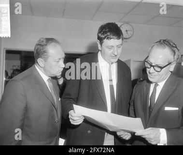 IBM-Schachturnier eröffnet von Minister Vrolijk, er sieht die Ergebnisse mit Laszlo Szabo (links) und Jan Hein Donner, 19. Juli 1965, Ergebnisse, Schach, Turniere, Niederlande, Foto der Presseagentur des 20. Jahrhunderts, zu erinnerende Nachrichten, Dokumentarfilm, historische Fotografie 1945-1990, visuelle Geschichten, Menschliche Geschichte des zwanzigsten Jahrhunderts, Momente in der Zeit festzuhalten Stockfoto