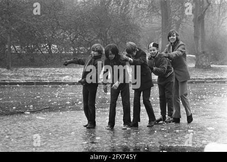 Eis und Kälte im Amstedam Vondelpark. Nummer 6a Vögel, Nummer 7a vier Jungen beim Schlittschuhlaufen in der Schlange, 12. Dezember 1969, JUNGE, SCATING, Sport, Niederlande, Foto der Presseagentur des 20. Jahrhunderts, zu erinnerende Nachrichten, Dokumentarfilm, historische Fotografie 1945-1990, visuelle Geschichten, Menschliche Geschichte des zwanzigsten Jahrhunderts, Momente in der Zeit festzuhalten Stockfoto