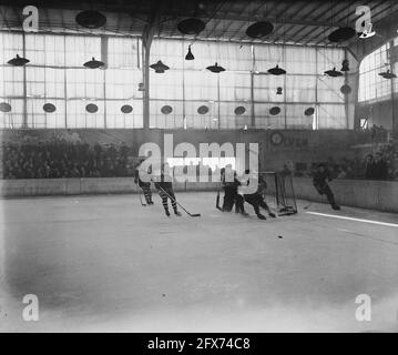Eishockey Apollohal Amsterdam, 6. März 1947, Eishockey, Sport, Niederlande, Presseagentur des 20. Jahrhunderts, Foto, Nachrichten zum erinnern, Dokumentarfilm, historische Fotografie 1945-1990, visuelle Geschichten, Menschliche Geschichte des zwanzigsten Jahrhunderts, Momente in der Zeit festzuhalten Stockfoto