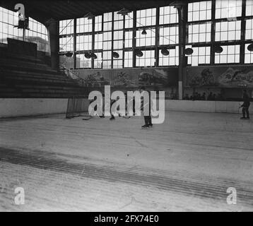 Eishockey im Apollohal in Amsterdam, November 1945, Eishockey, Sport, Niederlande, 20. Jahrhundert Presseagentur Foto, Nachrichten zu erinnern, Dokumentarfilm, historische Fotografie 1945-1990, visuelle Geschichten, Menschliche Geschichte des zwanzigsten Jahrhunderts, Momente in der Zeit festzuhalten Stockfoto