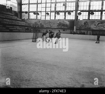 Eishockey im Apollohal in Amsterdam, November 1945, Eishockey, Sport, Niederlande, 20. Jahrhundert Presseagentur Foto, Nachrichten zu erinnern, Dokumentarfilm, historische Fotografie 1945-1990, visuelle Geschichten, Menschliche Geschichte des zwanzigsten Jahrhunderts, Momente in der Zeit festzuhalten Stockfoto