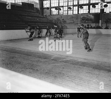 Eishockey im Apollohal in Amsterdam, November 1945, Eishockey, Sport, Niederlande, 20. Jahrhundert Presseagentur Foto, Nachrichten zu erinnern, Dokumentarfilm, historische Fotografie 1945-1990, visuelle Geschichten, Menschliche Geschichte des zwanzigsten Jahrhunderts, Momente in der Zeit festzuhalten Stockfoto