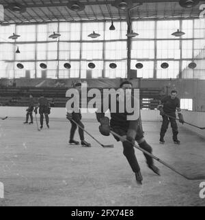 Eishockey im Apollohal in Amsterdam, Oktober 1945, Eishockey, Sport, Niederlande, 20. Jahrhundert Presseagentur Foto, Nachrichten zu erinnern, Dokumentarfilm, historische Fotografie 1945-1990, visuelle Geschichten, Menschliche Geschichte des zwanzigsten Jahrhunderts, Momente in der Zeit festzuhalten Stockfoto