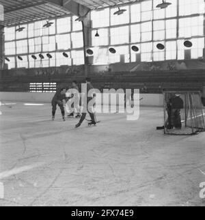 Eishockey im Apollohal in Amsterdam, Oktober 1945, Eishockey, Sport, Niederlande, 20. Jahrhundert Presseagentur Foto, Nachrichten zu erinnern, Dokumentarfilm, historische Fotografie 1945-1990, visuelle Geschichten, Menschliche Geschichte des zwanzigsten Jahrhunderts, Momente in der Zeit festzuhalten Stockfoto