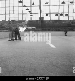Eishockey im Apollohal in Amsterdam, Oktober 1945, Eishockey, Sport, Niederlande, 20. Jahrhundert Presseagentur Foto, Nachrichten zu erinnern, Dokumentarfilm, historische Fotografie 1945-1990, visuelle Geschichten, Menschliche Geschichte des zwanzigsten Jahrhunderts, Momente in der Zeit festzuhalten Stockfoto