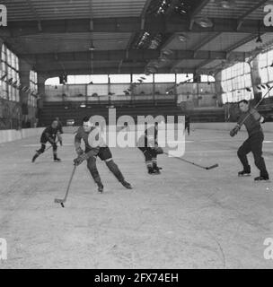 Eishockey im Apollohal in Amsterdam, Oktober 1945, Eishockey, Sport, Niederlande, 20. Jahrhundert Presseagentur Foto, Nachrichten zu erinnern, Dokumentarfilm, historische Fotografie 1945-1990, visuelle Geschichten, Menschliche Geschichte des zwanzigsten Jahrhunderts, Momente in der Zeit festzuhalten Stockfoto