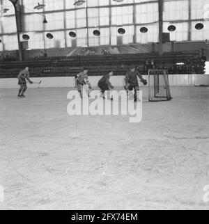 Eishockey im Apollohal in Amsterdam, Oktober 1945, Eishockey, Sport, Niederlande, 20. Jahrhundert Presseagentur Foto, Nachrichten zu erinnern, Dokumentarfilm, historische Fotografie 1945-1990, visuelle Geschichten, Menschliche Geschichte des zwanzigsten Jahrhunderts, Momente in der Zeit festzuhalten Stockfoto