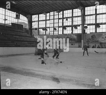 Eishockey im Apollohal in Amsterdam, November 1945, Eishockey, Sport, Niederlande, 20. Jahrhundert Presseagentur Foto, Nachrichten zu erinnern, Dokumentarfilm, historische Fotografie 1945-1990, visuelle Geschichten, Menschliche Geschichte des zwanzigsten Jahrhunderts, Momente in der Zeit festzuhalten Stockfoto