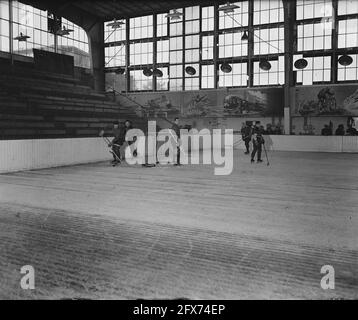 Eishockey im Apollohal in Amsterdam, November 1945, Eishockey, Sport, Niederlande, 20. Jahrhundert Presseagentur Foto, Nachrichten zu erinnern, Dokumentarfilm, historische Fotografie 1945-1990, visuelle Geschichten, Menschliche Geschichte des zwanzigsten Jahrhunderts, Momente in der Zeit festzuhalten Stockfoto