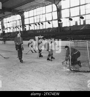 Eishockey im Apollohal in Amsterdam, Oktober 1945, Eishockey, Sport, Niederlande, 20. Jahrhundert Presseagentur Foto, Nachrichten zu erinnern, Dokumentarfilm, historische Fotografie 1945-1990, visuelle Geschichten, Menschliche Geschichte des zwanzigsten Jahrhunderts, Momente in der Zeit festzuhalten Stockfoto
