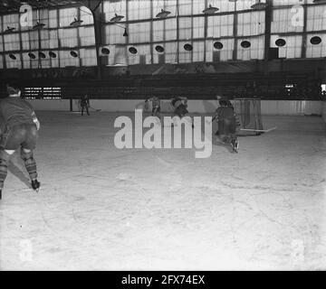 Eishockey im Apollohal in Amsterdam, November 1945, Eishockey, Sport, Niederlande, 20. Jahrhundert Presseagentur Foto, Nachrichten zu erinnern, Dokumentarfilm, historische Fotografie 1945-1990, visuelle Geschichten, Menschliche Geschichte des zwanzigsten Jahrhunderts, Momente in der Zeit festzuhalten Stockfoto