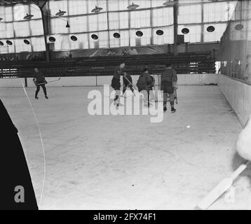 Eishockey im Apollohal in Amsterdam, November 1945, Eishockey, Sport, Niederlande, 20. Jahrhundert Presseagentur Foto, Nachrichten zu erinnern, Dokumentarfilm, historische Fotografie 1945-1990, visuelle Geschichten, Menschliche Geschichte des zwanzigsten Jahrhunderts, Momente in der Zeit festzuhalten Stockfoto