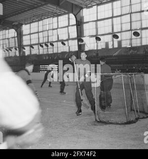 Eishockey im Apollohal in Amsterdam, Oktober 1945, Eishockey, Sport, Niederlande, 20. Jahrhundert Presseagentur Foto, Nachrichten zu erinnern, Dokumentarfilm, historische Fotografie 1945-1990, visuelle Geschichten, Menschliche Geschichte des zwanzigsten Jahrhunderts, Momente in der Zeit festzuhalten Stockfoto