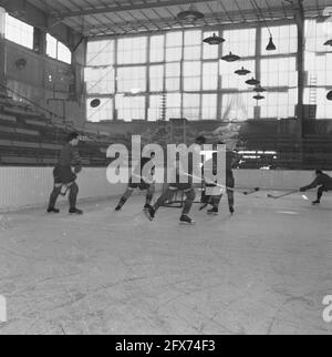 Eishockey im Apollohal in Amsterdam, Oktober 1945, Eishockey, Sport, Niederlande, 20. Jahrhundert Presseagentur Foto, Nachrichten zu erinnern, Dokumentarfilm, historische Fotografie 1945-1990, visuelle Geschichten, Menschliche Geschichte des zwanzigsten Jahrhunderts, Momente in der Zeit festzuhalten Stockfoto