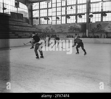 Eishockey im Apollohal in Amsterdam, November 1945, Eishockey, Sport, Niederlande, 20. Jahrhundert Presseagentur Foto, Nachrichten zu erinnern, Dokumentarfilm, historische Fotografie 1945-1990, visuelle Geschichten, Menschliche Geschichte des zwanzigsten Jahrhunderts, Momente in der Zeit festzuhalten Stockfoto