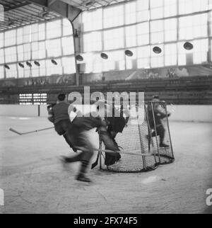Eishockey im Apollohal in Amsterdam, Oktober 1945, Eishockey, Sport, Niederlande, 20. Jahrhundert Presseagentur Foto, Nachrichten zu erinnern, Dokumentarfilm, historische Fotografie 1945-1990, visuelle Geschichten, Menschliche Geschichte des zwanzigsten Jahrhunderts, Momente in der Zeit festzuhalten Stockfoto