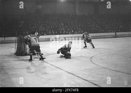 Eishockey NHYC gegen die kanadische Armee Eagles in Den Haag, Game Moments, 18. Januar 1961, IJSHOCKEY, Niederlande, Presseagentur des 20. Jahrhunderts, Foto, Nachrichten zum erinnern, Dokumentarfilm, historische Fotografie 1945-1990, visuelle Geschichten, Menschliche Geschichte des zwanzigsten Jahrhunderts, Momente in der Zeit festzuhalten Stockfoto