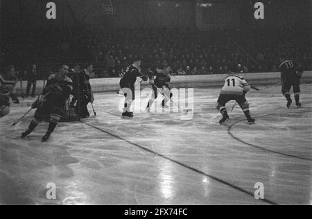 Eishockey NHYC gegen die kanadische Armee Eagles in Den Haag, Game Moments, 18. Januar 1961, IJSHOCKEY, Niederlande, Presseagentur des 20. Jahrhunderts, Foto, Nachrichten zum erinnern, Dokumentarfilm, historische Fotografie 1945-1990, visuelle Geschichten, Menschliche Geschichte des zwanzigsten Jahrhunderts, Momente in der Zeit festzuhalten Stockfoto