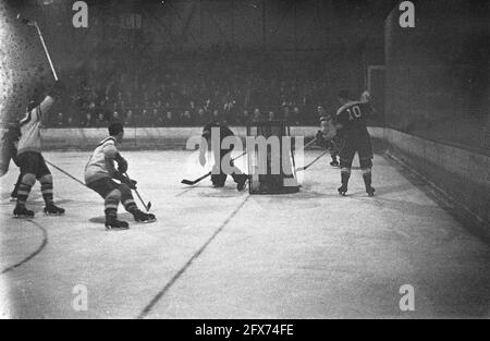 Eishockey NHYC gegen die kanadische Armee Eagles in Den Haag, Moment vor dem Tor der Eagles mit Faust, 18. Januar 1961, IJSHOCKEY, Niederlande, 20. Jahrhundert Presseagentur Foto, Nachrichten zu erinnern, Dokumentarfilm, historische Fotografie 1945-1990, visuelle Geschichten, Menschliche Geschichte des zwanzigsten Jahrhunderts, Momente in der Zeit festzuhalten Stockfoto