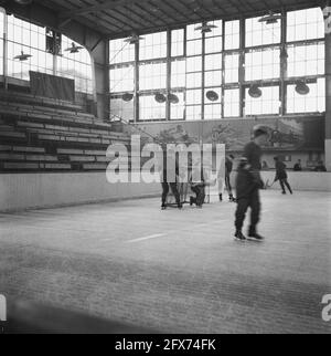 Eishockey im Apollohal in Amsterdam, Oktober 1945, Eishockey, Sport, Niederlande, 20. Jahrhundert Presseagentur Foto, Nachrichten zu erinnern, Dokumentarfilm, historische Fotografie 1945-1990, visuelle Geschichten, Menschliche Geschichte des zwanzigsten Jahrhunderts, Momente in der Zeit festzuhalten Stockfoto
