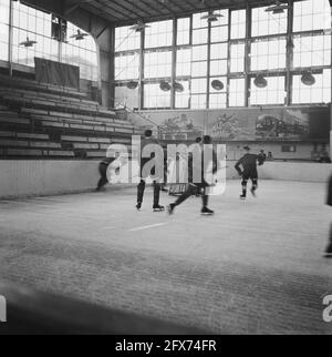 Eishockey im Apollohal in Amsterdam, Oktober 1945, Eishockey, Sport, Niederlande, 20. Jahrhundert Presseagentur Foto, Nachrichten zu erinnern, Dokumentarfilm, historische Fotografie 1945-1990, visuelle Geschichten, Menschliche Geschichte des zwanzigsten Jahrhunderts, Momente in der Zeit festzuhalten Stockfoto