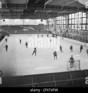 Eishockey im Apollohal in Amsterdam, Oktober 1945, Eishockey, Sport, Niederlande, 20. Jahrhundert Presseagentur Foto, Nachrichten zu erinnern, Dokumentarfilm, historische Fotografie 1945-1990, visuelle Geschichten, Menschliche Geschichte des zwanzigsten Jahrhunderts, Momente in der Zeit festzuhalten Stockfoto