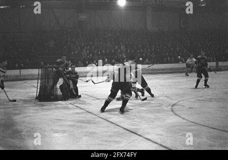 Eishockey NHYC gegen die kanadische Armee Eagles in Den Haag, 18. Januar 1961, IJSHOCKEY, Niederlande, 20. Jahrhundert Presseagentur Foto, Nachrichten zu erinnern, Dokumentarfilm, historische Fotografie 1945-1990, visuelle Geschichten, Menschliche Geschichte des zwanzigsten Jahrhunderts, Momente in der Zeit festzuhalten Stockfoto