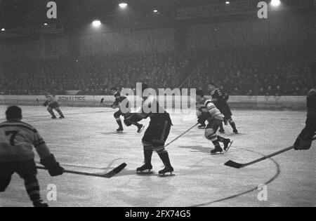 Eishockey NHYC gegen die kanadische Armee Eagles in Den Haag, Game Moments, 18. Januar 1961, IJSHOCKEY, Niederlande, Presseagentur des 20. Jahrhunderts, Foto, Nachrichten zum erinnern, Dokumentarfilm, historische Fotografie 1945-1990, visuelle Geschichten, Menschliche Geschichte des zwanzigsten Jahrhunderts, Momente in der Zeit festzuhalten Stockfoto
