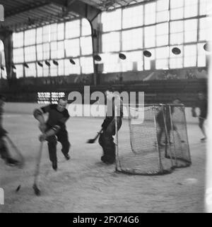Eishockey im Apollohal in Amsterdam, Oktober 1945, Eishockey, Sport, Niederlande, 20. Jahrhundert Presseagentur Foto, Nachrichten zu erinnern, Dokumentarfilm, historische Fotografie 1945-1990, visuelle Geschichten, Menschliche Geschichte des zwanzigsten Jahrhunderts, Momente in der Zeit festzuhalten Stockfoto