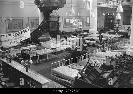 Illegale Ausländer in Mozes en Aaronkerk in Amsterdam Betten haben Platz für Stühle, 6. März 1980, BETTEN, Ausländer, Stühle, illegale, Niederlande, Foto der Presseagentur des 20. Jahrhunderts, News to remember, Dokumentarfilm, historische Fotografie 1945-1990, visuelle Geschichten, Menschliche Geschichte des zwanzigsten Jahrhunderts, Momente in der Zeit festzuhalten Stockfoto