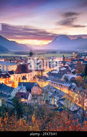 Liezen, Österreich. Stadtbild von Liezen, Österreich bei schönem Herbstuntergang. Stockfoto