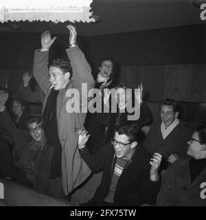 In Amsterdam spielten drei Kinos während der Mittagspause vom Freitag Schallplatten des amerikanischen Rock and Roll-Königs Elvis Presley als Werbung für den Film Love Me Tender, der in der folgenden Woche erscheinen wird. Eine große Anzahl von begeisterten jungen Menschen waren bei der ersten Zwischenveranstaltung anwesend, die wegen der mitreißenden Musik nicht lange auf ihren Sitzen blieben und begannen, Rock and Roll zwischen den Reihen zu tanzen., 7. Dezember 1956, Kinos, Tanz, Jugend, Musik, Niederlande, Foto der Presseagentur des 20. Jahrhunderts, zu erinnerende Nachrichten, Dokumentarfilm, historische Fotografie 1945-1990, visuelle Geschichten, Mensch Stockfoto