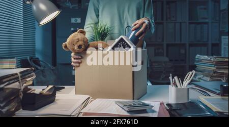 Frau packte ihre Sachen im Büro, nachdem sie entlassen worden war Stockfoto