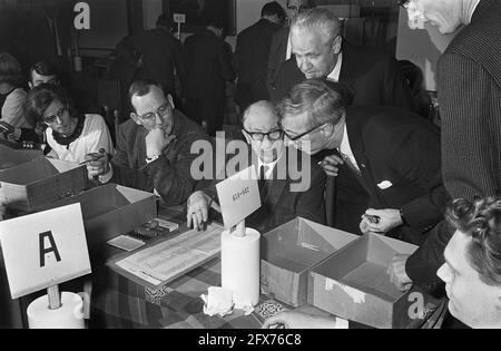 Im Ridderzaal in Den Haag, Nummer 13 Premierminister Zijlstra mit Herma Wigbold, 15. Februar 1967, Niederlande, Presseagentur des 20. Jahrhunderts, Foto, Nachrichten zu erinnern, Dokumentarfilm, historische Fotografie 1945-1990, visuelle Geschichten, Menschliche Geschichte des zwanzigsten Jahrhunderts, Momente in der Zeit festzuhalten Stockfoto