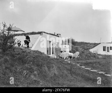 In den Dünen von Zandvoort sind die noch vorhandenen Bunker der Atlantikmauer jetzt als Sommer- oder Wochenendunterkunft bewohnt, 5. Mai 1955, Bunker, Dünen, Gebäude, Ferienhäuser, Niederlande, Foto der Presseagentur des 20. Jahrhunderts, Nachrichten zum erinnern, Dokumentarfilm, historische Fotografie 1945-1990, visuelle Geschichten, Menschliche Geschichte des zwanzigsten Jahrhunderts, Momente in der Zeit festzuhalten Stockfoto